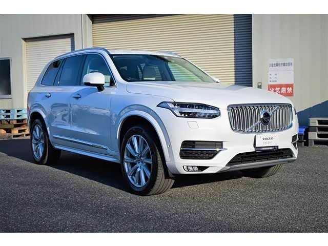 沃尔沃xc90实车.外观采用白色涂装,前脸中网设计新颖