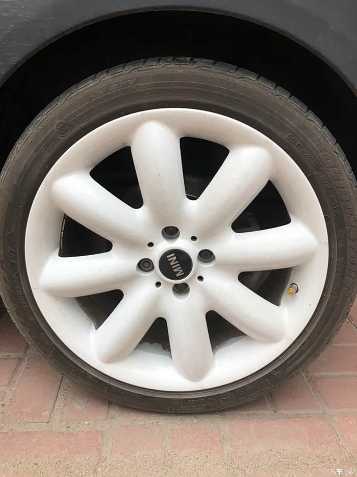 出 8成新mini白色轮毂4根(不含胎).孔距4*100.