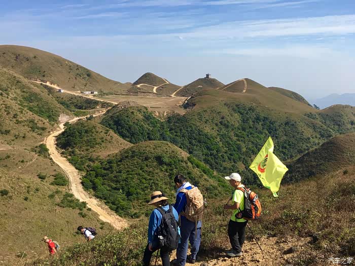 周日自驾天露山脉之燕子尖五马巡槽感受蓝天下的连绵脊线