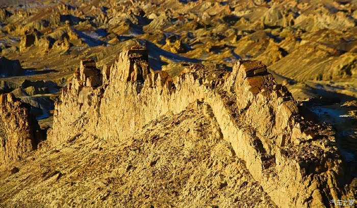 这里高低起伏的垄岭,如同蛟龙飞腾于怒海;高处的山脊又如古城墙