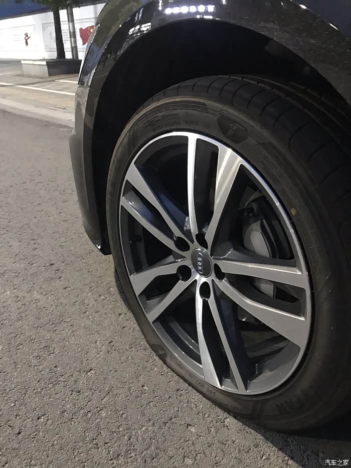 新车两个月前轮内测爆胎可以索赔吗正常驾驶