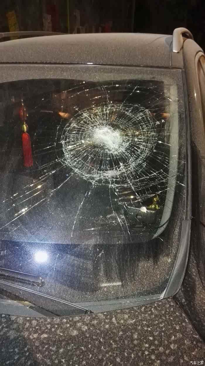 被砸了请问换前挡风玻璃对车影响大吗