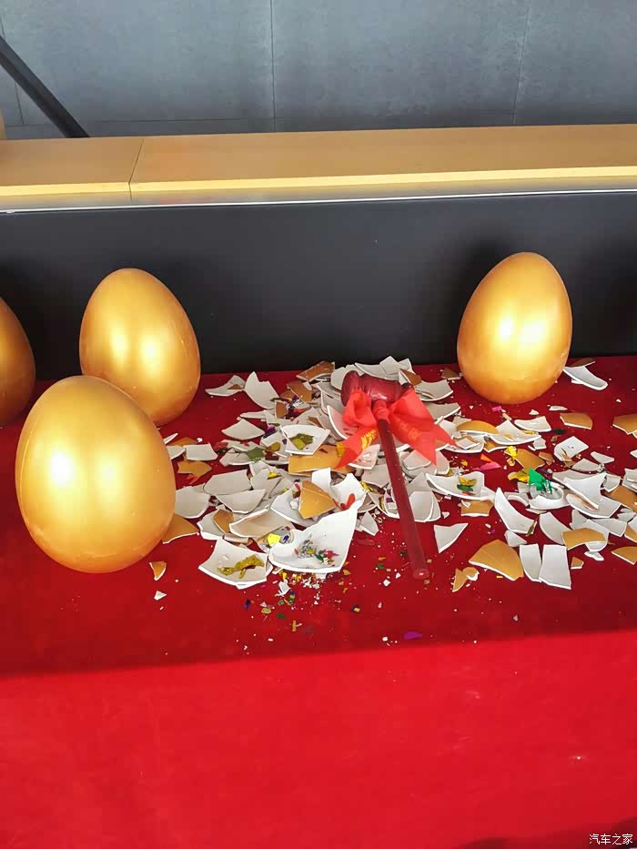 儿子选的金蛋,砸开后一对葡萄酒,过年可以派上用场了