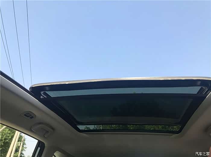 超大的全景天窗加持让车内看着更通透些,而且还支持语音功能和雨量