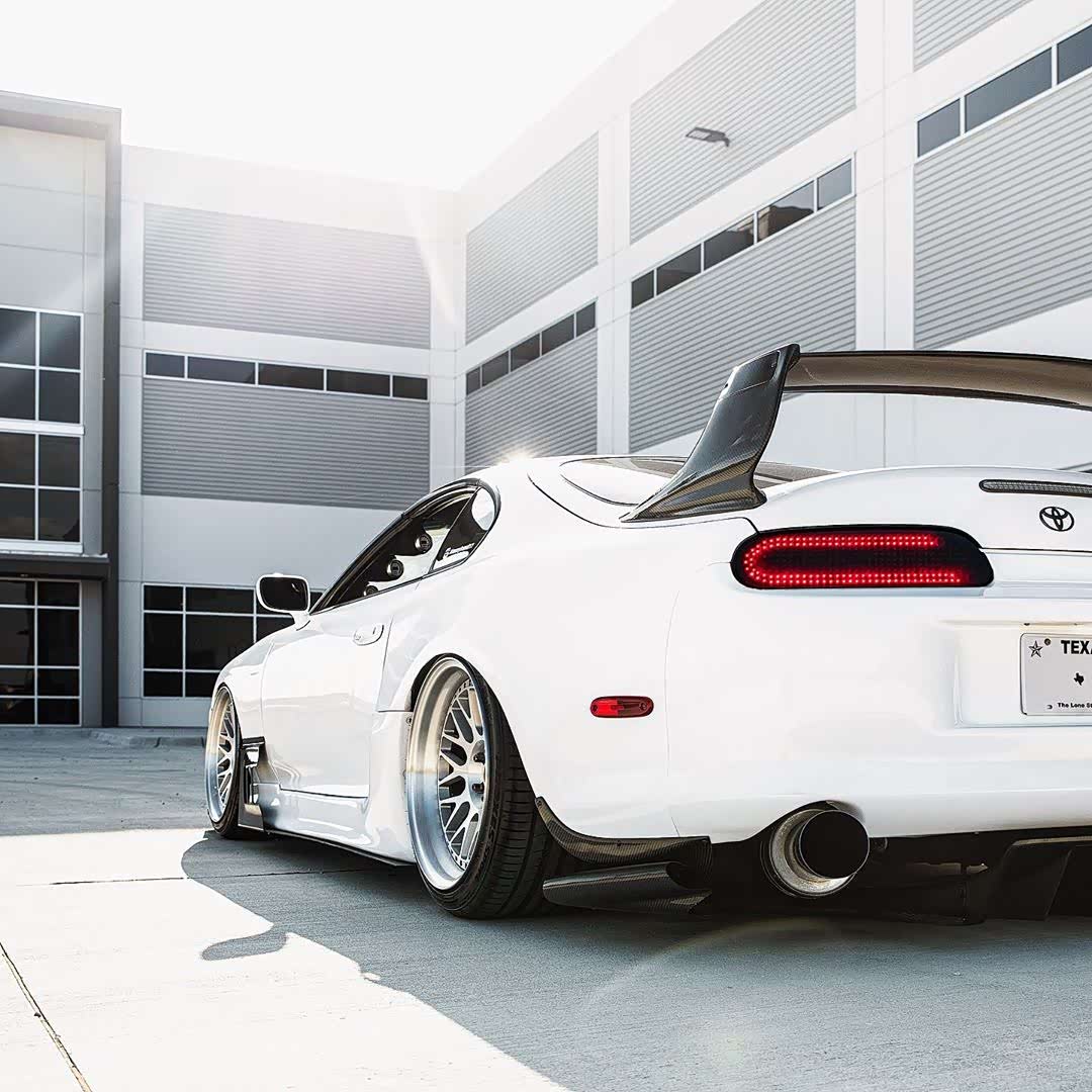 toyotasupra纯白色的车身看起来干净利落