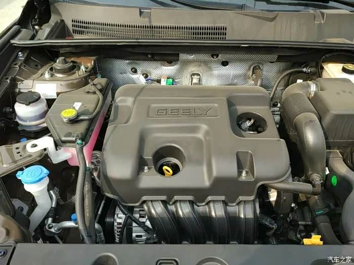 发动机舱,虽然看不懂吧但是看着还算整洁