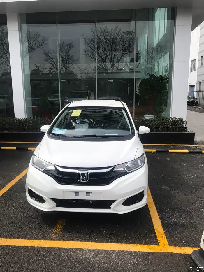 今天喜提白色小飞度