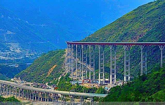 路过京昆高速双螺旋隧道,展现的是让人震撼的中国高速.