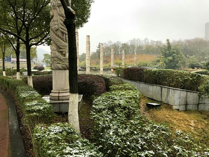 初春的雪软绵绵的,宋应星公园散散心