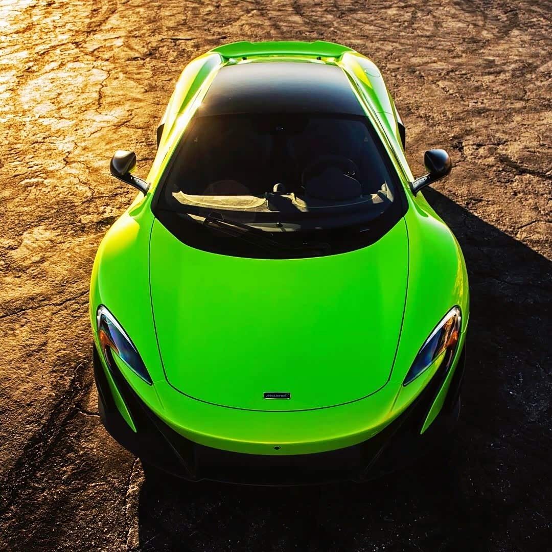 迈凯伦675绿色的车身更加迷人.