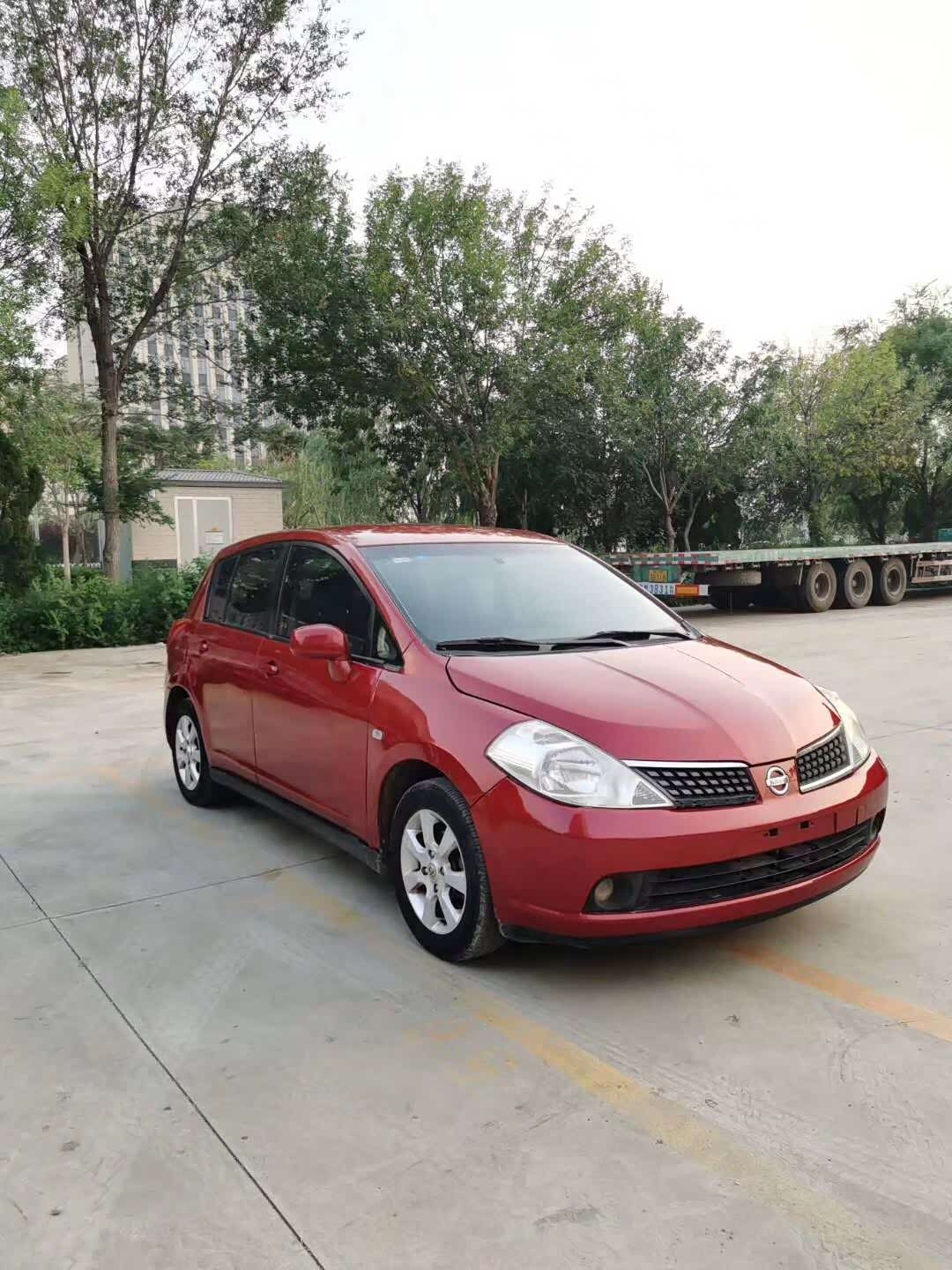 老款的日产骐达骚红色帅不帅你们说了算!