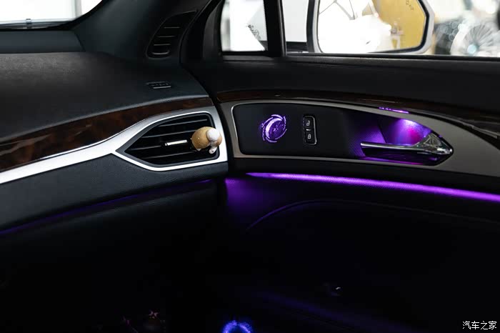 mkz氛围灯改装案例分享让氛围灯带给你全新的驾乘感受