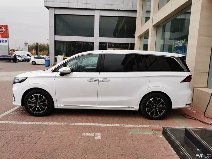 白色外观2.内饰座椅 蓝白相间那_荣威imax8论坛_汽车之家论坛