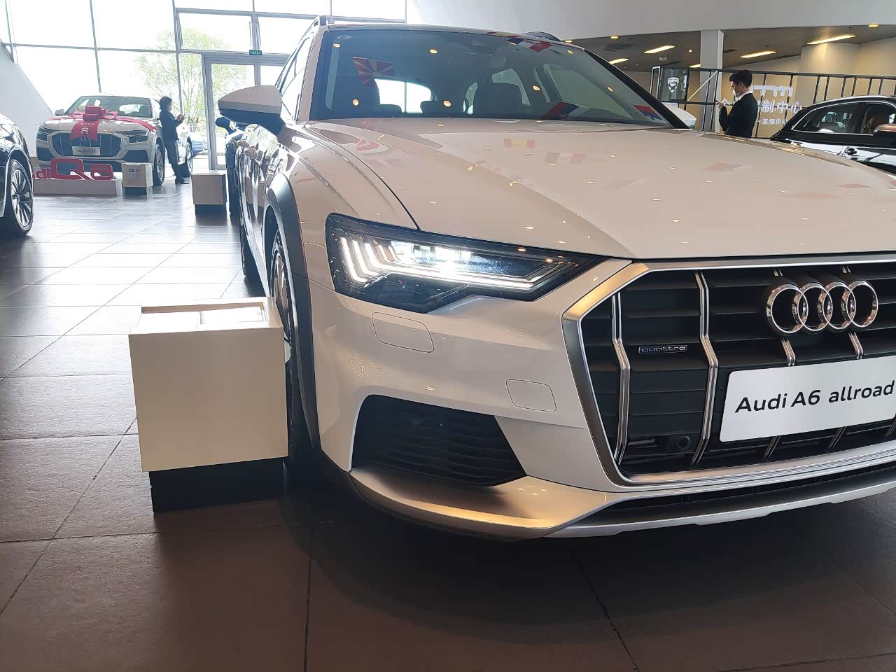 白色奥迪全新a6 allroad非常霸气.