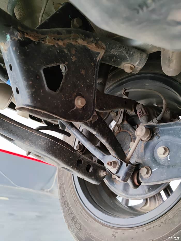 一年半瑞虎7 底盘铸铁件锈蚀严重