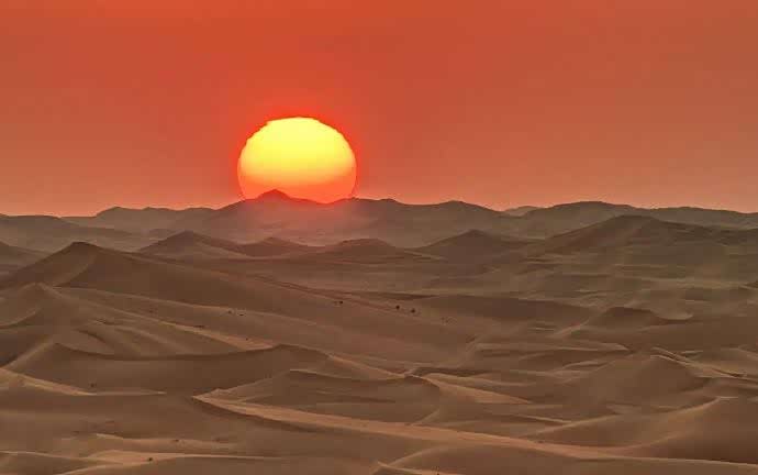 大漠孤烟直,长河落日圆.