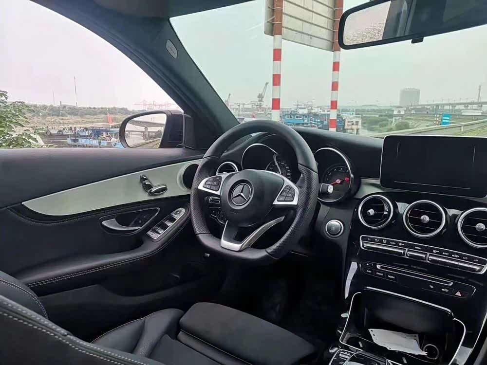 奔驰c200外观设计新颖,内饰搭配时尚