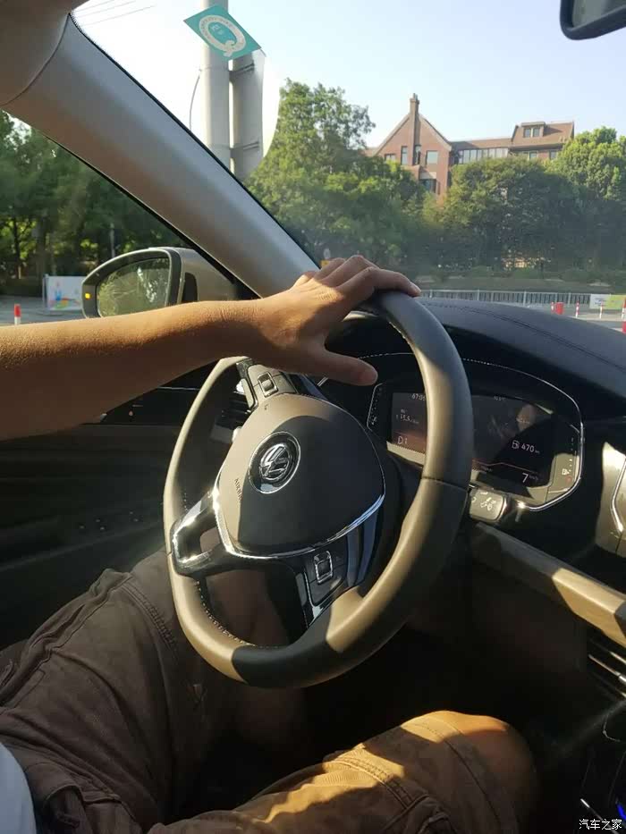 我开车,老婆帮我拍.