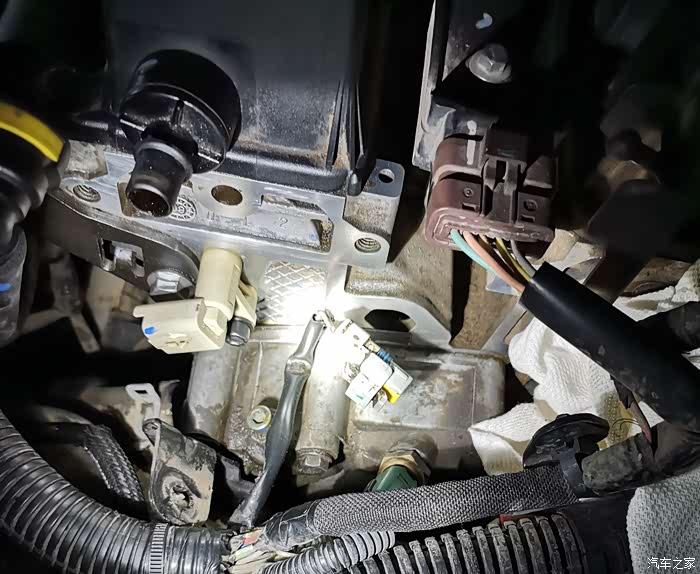 雪铁龙c5发动机凸轮轴位置传感器漏油处理