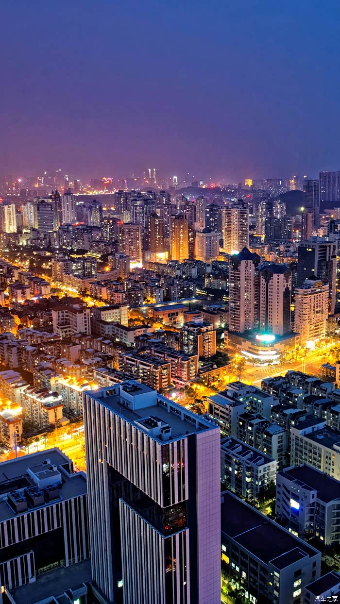 一座繁华的大都市,不仅早晨是雄伟万分,就连夜景也是别具特色