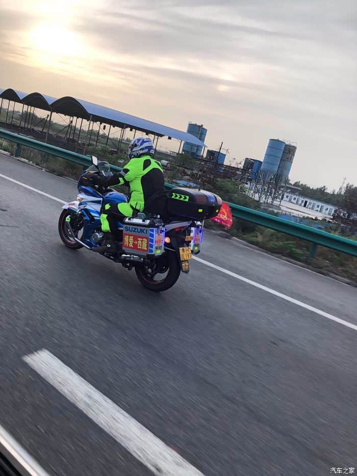 路上偶遇去西藏的摩友,相互招手打招呼.