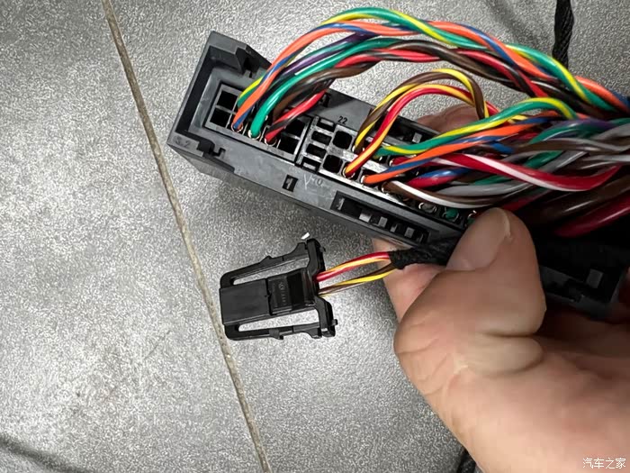 全国首台奥迪a6l升级1920w的大bo功放加全套绝版d3喇叭加后门箱体