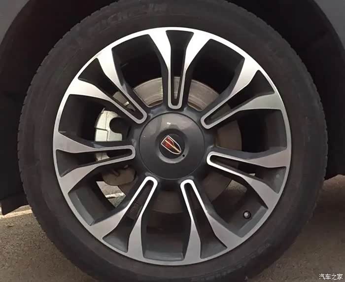 光是看这车的轮胎尺寸就感觉稳重大气