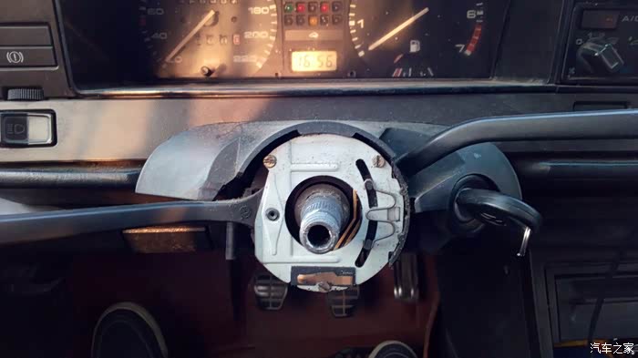 转向灯拨杆和雨刷拨杆下面的这个盖怎么拿下来?