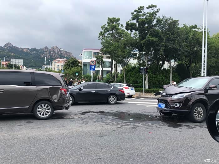 实拍gl8胖头鱼被追尾大家说说安全性