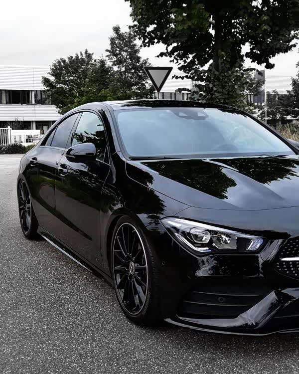 全新奔驰cla全黑的外观风格非常漂亮