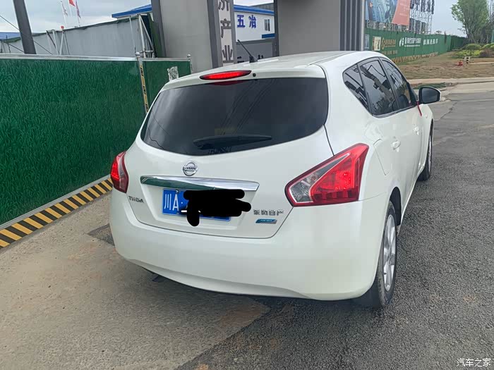 成都个人出东风日产骐达两厢白色