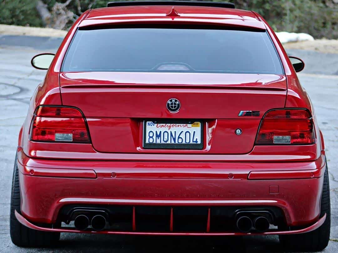 宝马e39m5鲜红色经典老车就像红酒那样越久越有味