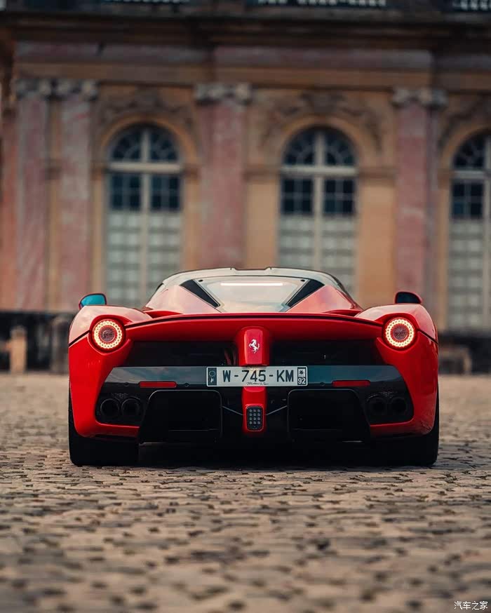 红色的法拉利真炫酷,那竖开的车门,实在是太吸引人了,我款我爱