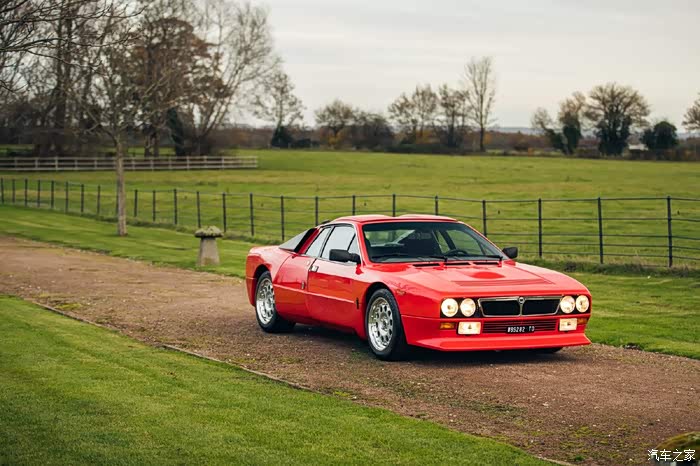 喜欢蓝旗亚的高贵优雅和火辣的颜色.