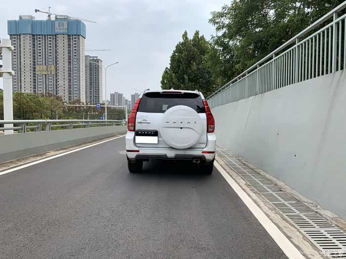 霸气的背影,王者的身姿,在城市道路上倒有一点龙困浅滩的意思.