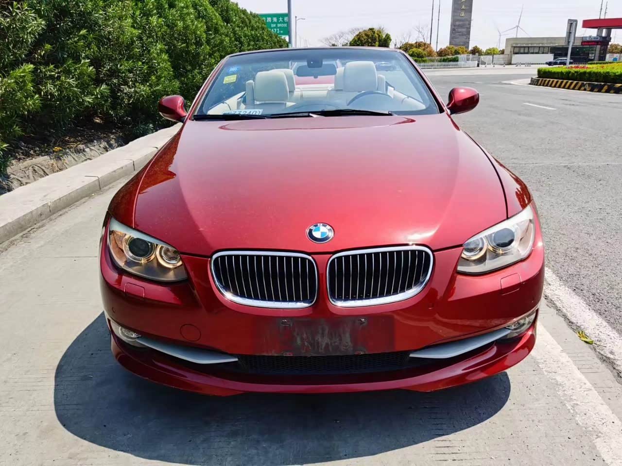 微贴:多年的宝马330敞篷,红色热情如火,看上去还是挺显眼