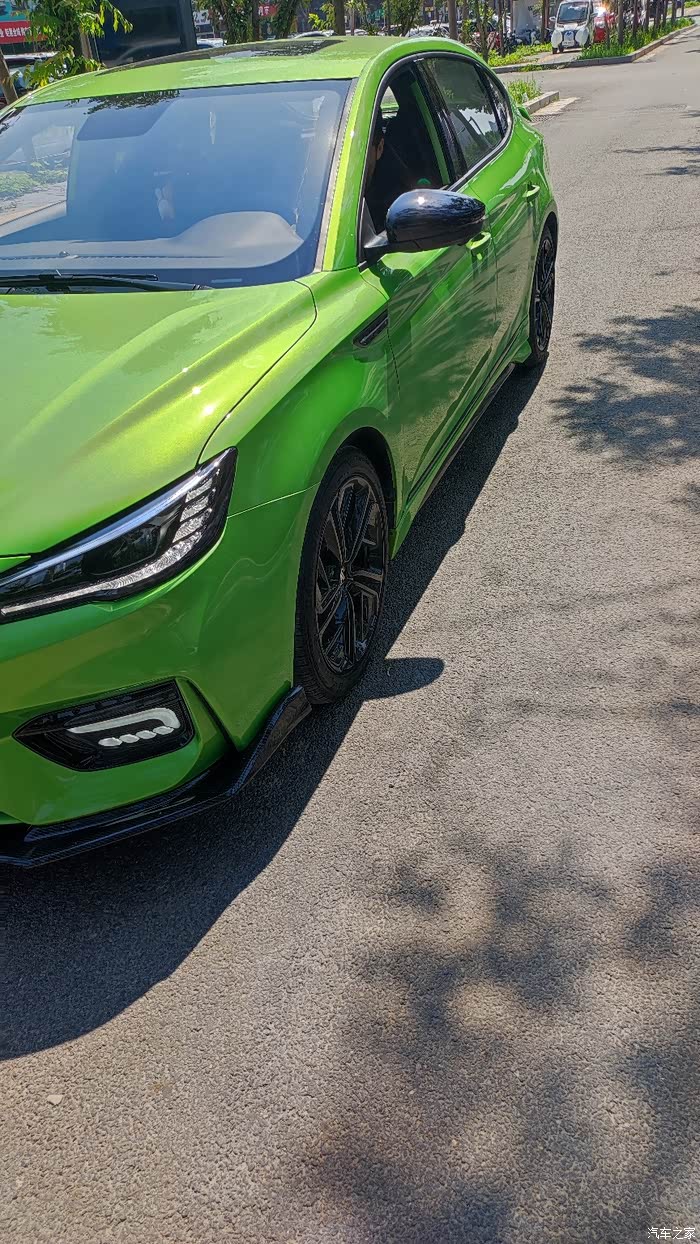 青春赛道绿名爵6