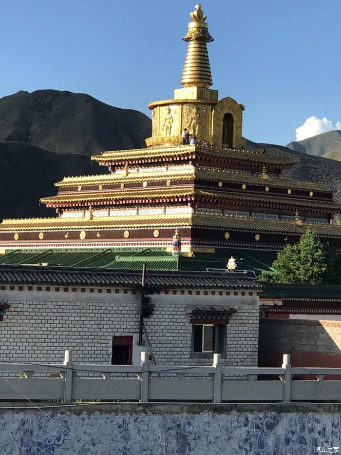 拉卜楞寺位于夏河县城西1公里处,它与西藏的哲蚌寺,色拉寺,甘丹寺,扎