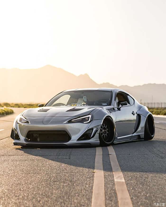 宽体加上低趴,彰显出完美姿态,丰田86!