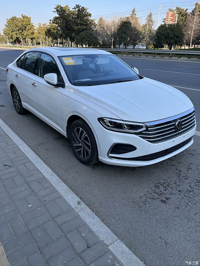 大众朗逸五百万版白色15l排量