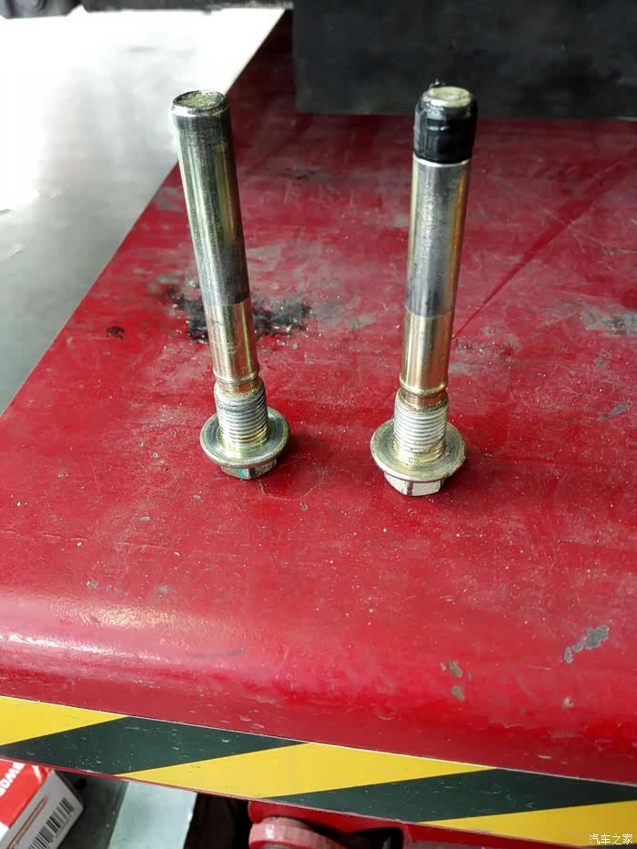 四万五了,这刹车分泵导向销子,拆来已经点点润滑都没有了,干磨!