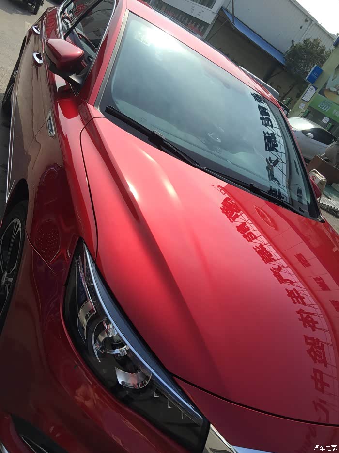 红色的够骚气不!太阳下面一照很亮很亮,据说是金属漆面!