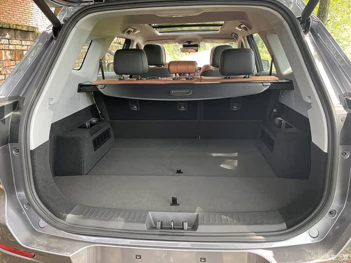 这个后排空间爱了,我一米七五后排放平就算是在车里躺着睡觉也完全够