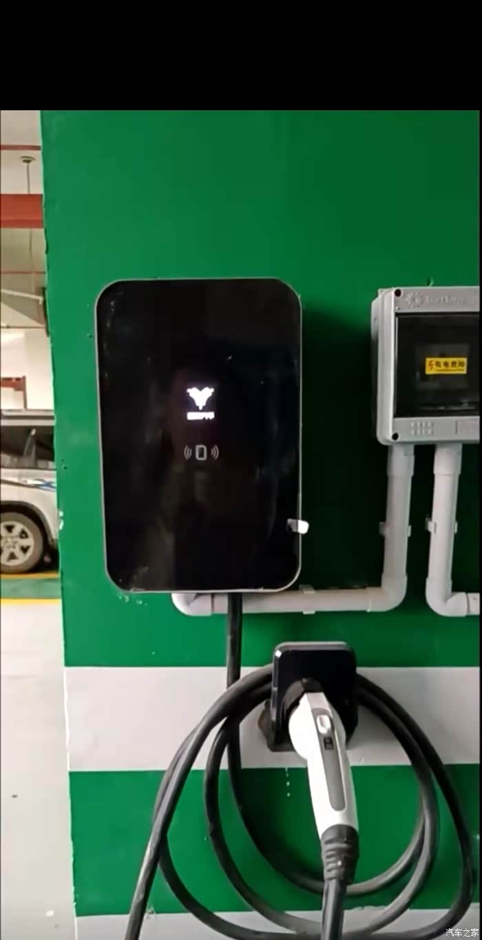 现在购买哪吒v的朋友们送的充电桩都是什么样的