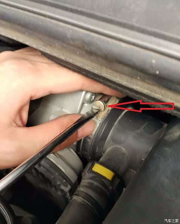 小动作更换空气滤芯