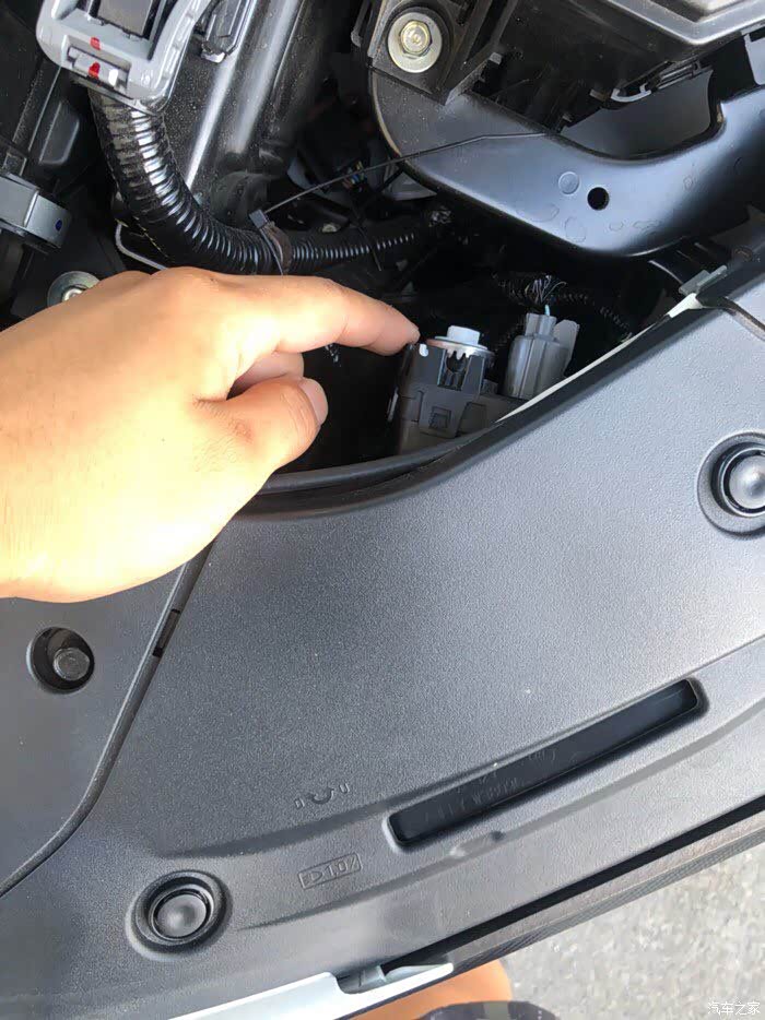 十代雅阁近光灯怎么调高点