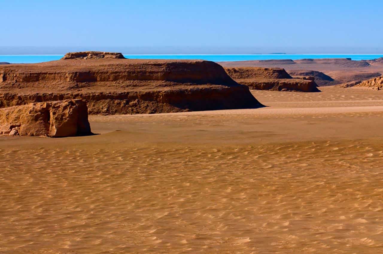 西台吉乃尔湖畔雅丹美景.