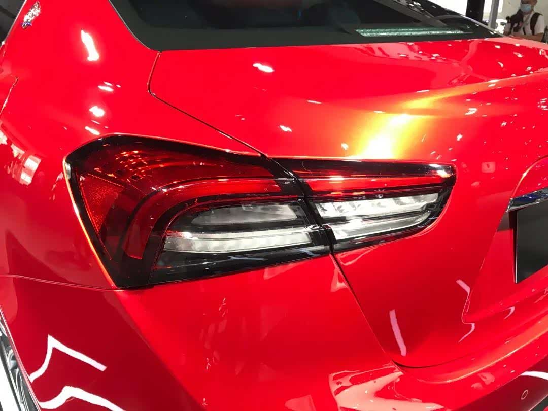 车身采用独特的rosso magma岩浆红车漆