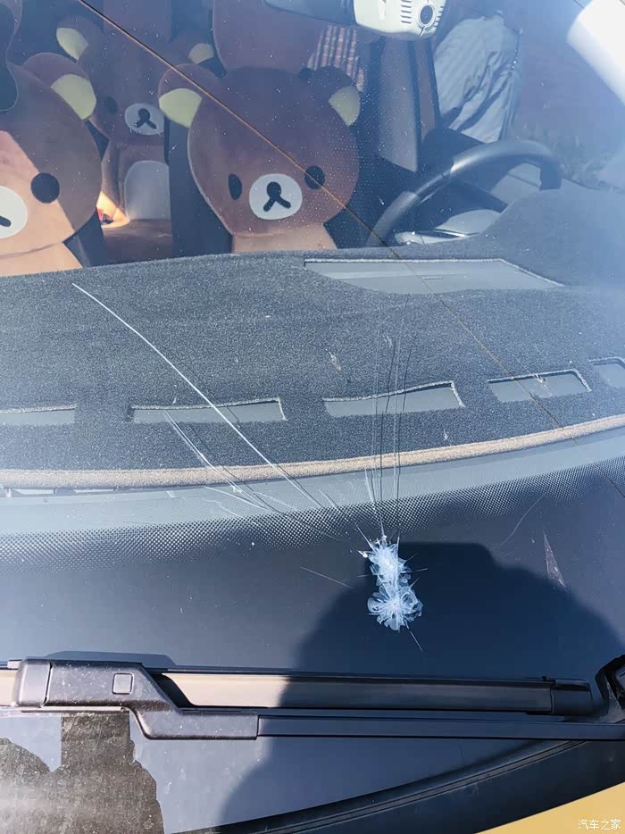 悲催!国道上被石头砸坏前挡风玻璃