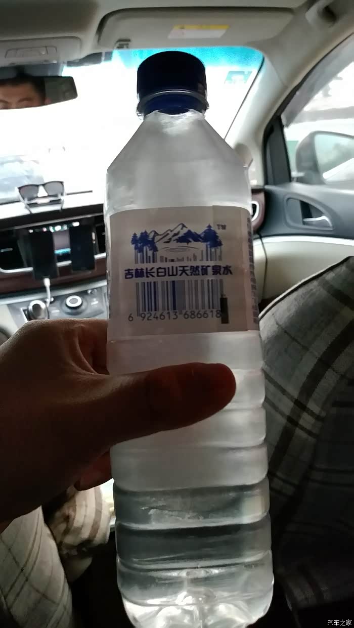 下飞机后由酒店接机人员拉着我们去酒店,车上准备矿泉水已经成冰坨坨.